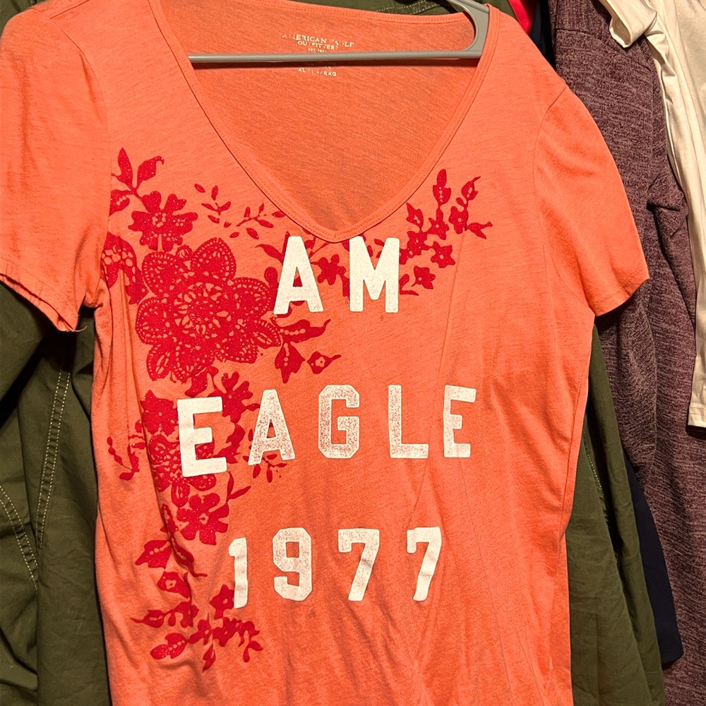 American Eagle 🦅 V-neck shirt in great condition